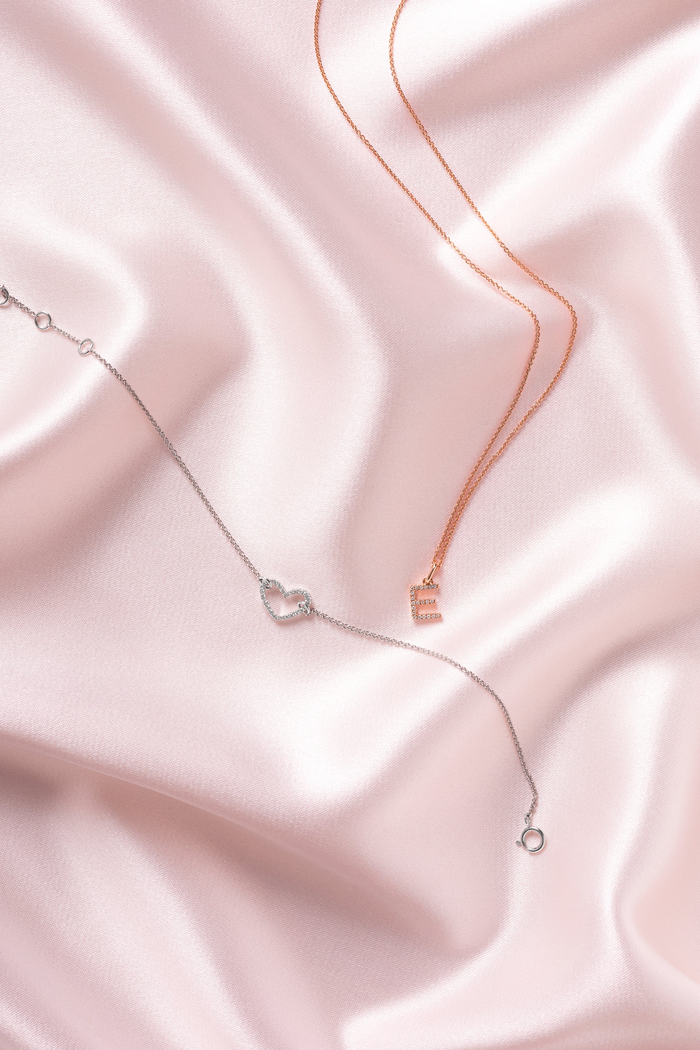 Collier pendentif serti de diamants - lettre E