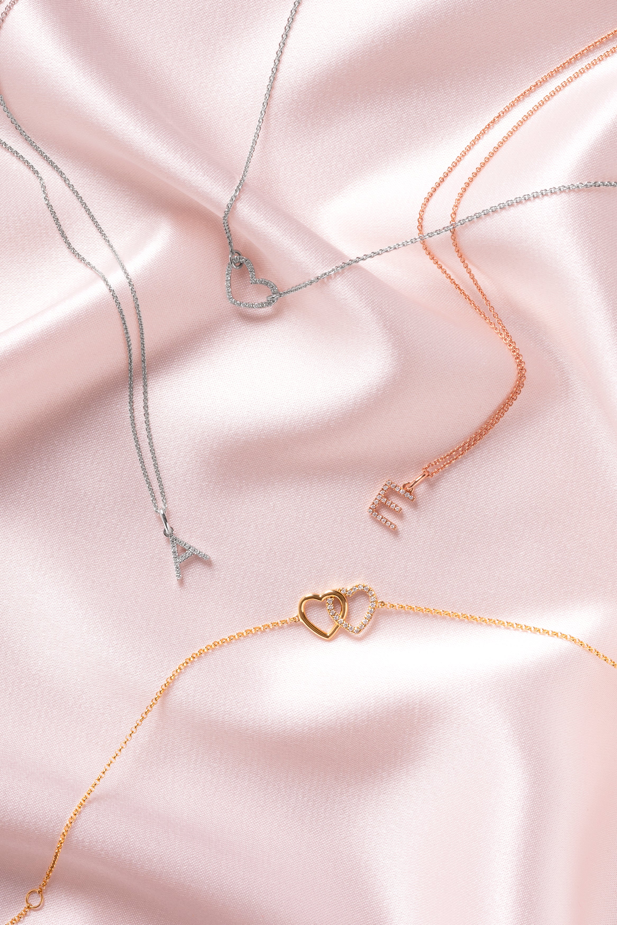 Collier pendentif serti de diamants - lettre E