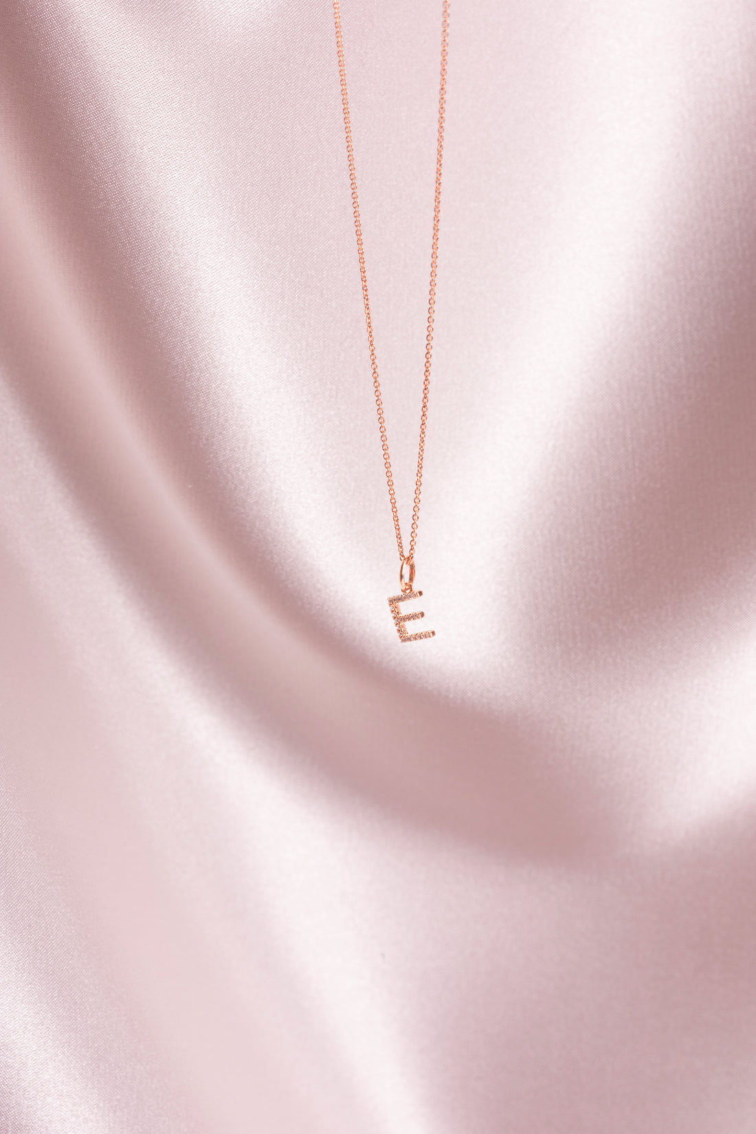 Collier pendentif serti de diamants - lettre E